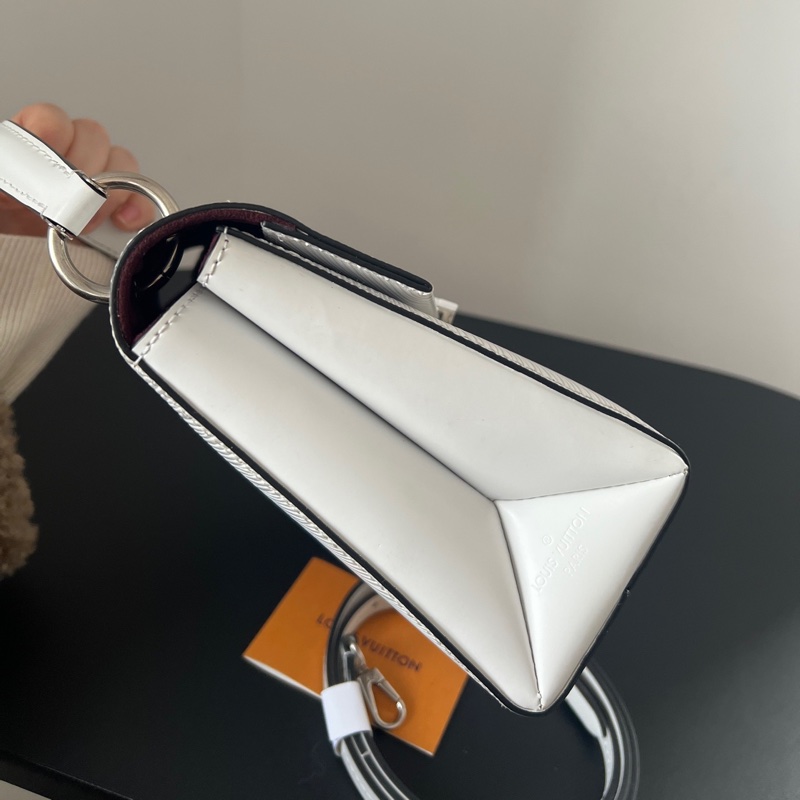 ✨Louis Vuitton Grenelle白色水波紋郵差包 99新🤍-6