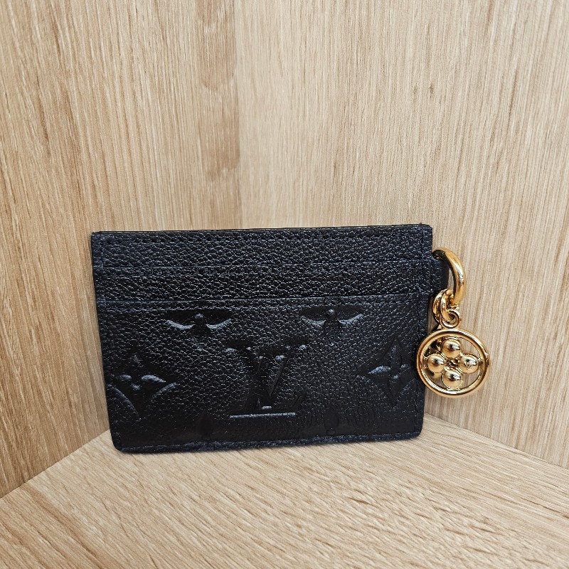 [未使用品項新❣️] LV黑牛皮壓紋Charms名片卡夾-1
