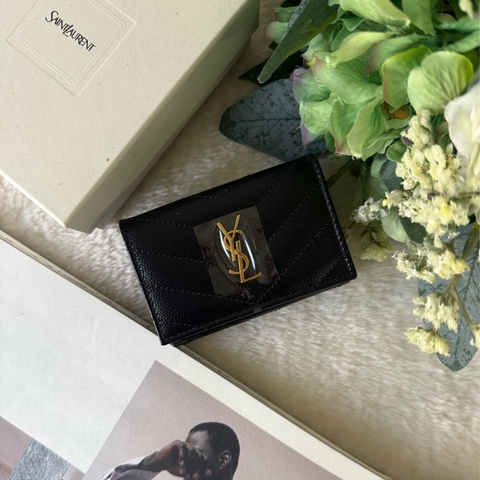 Origami 金字粒紋牛皮雙釦迷你短夾(黑色)