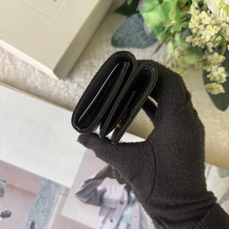 Origami 金字粒紋牛皮雙釦迷你短夾(黑色)-2