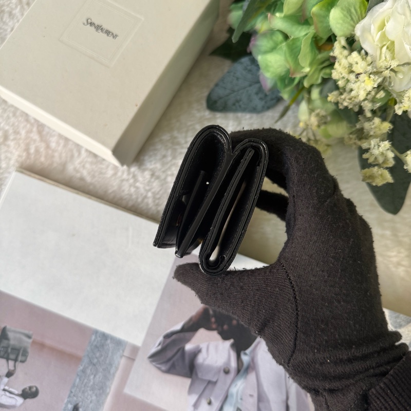 Origami 金字粒紋牛皮雙釦迷你短夾(黑色)-4