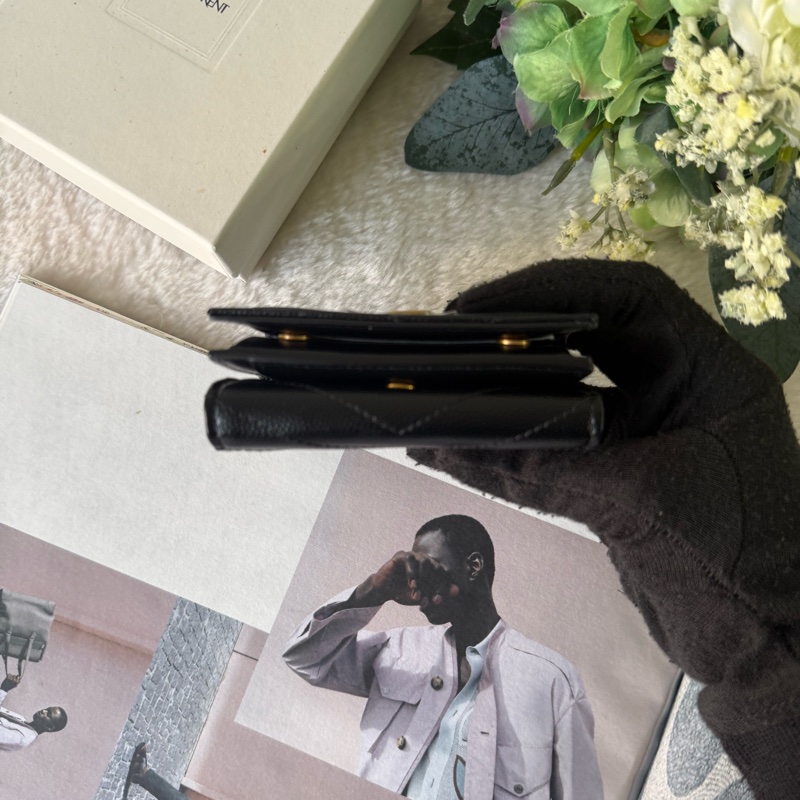 Origami 金字粒紋牛皮雙釦迷你短夾(黑色)-5