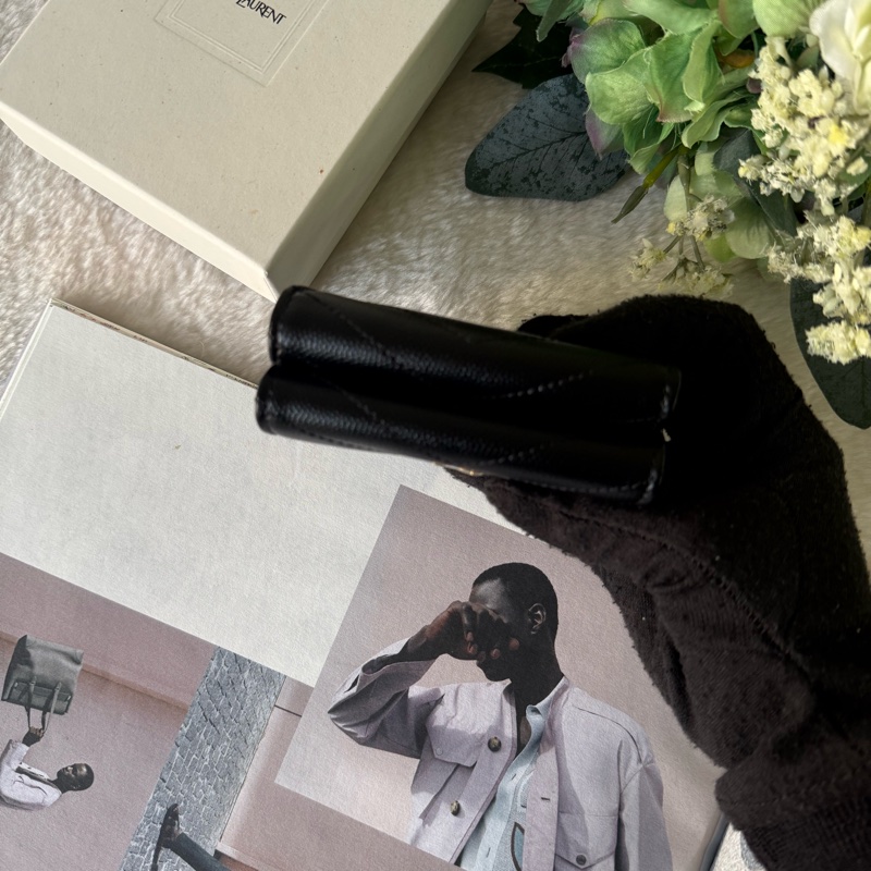 Origami 金字粒紋牛皮雙釦迷你短夾(黑色)-6