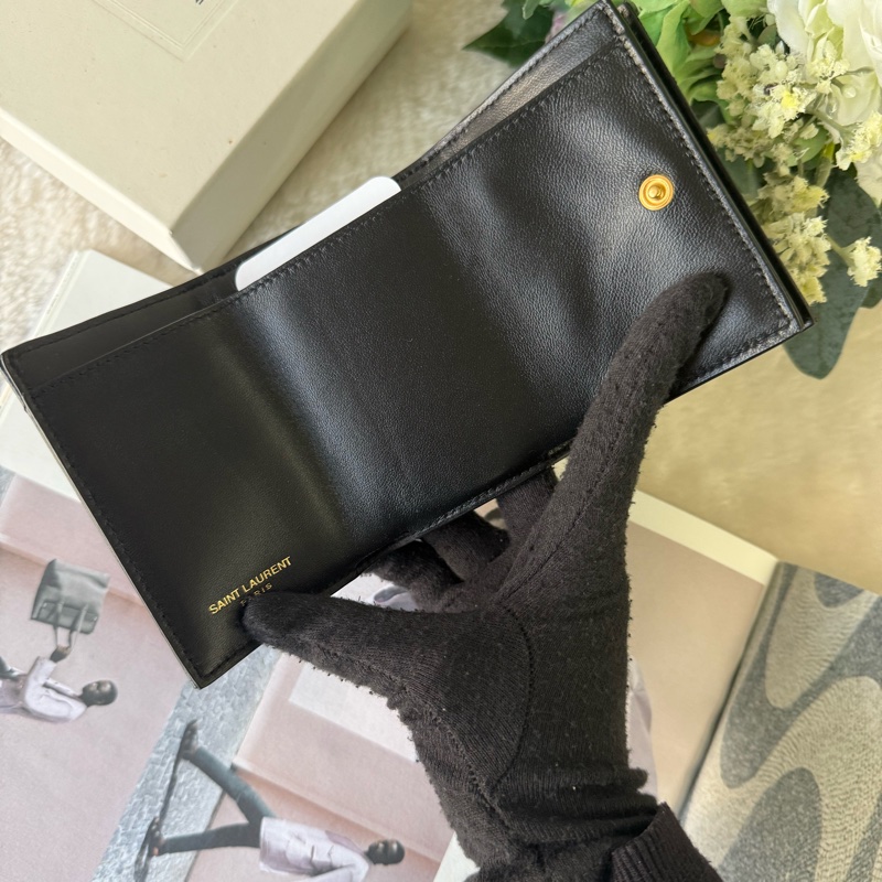 Origami 金字粒紋牛皮雙釦迷你短夾(黑色)-8