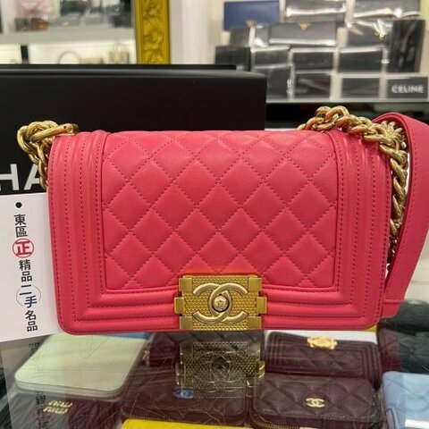 東區正精品㊣CHANEL BOY 20cm A67085 香奈兒桃粉色羊皮霧金釦式翻蓋男孩包斜背包 RA1808