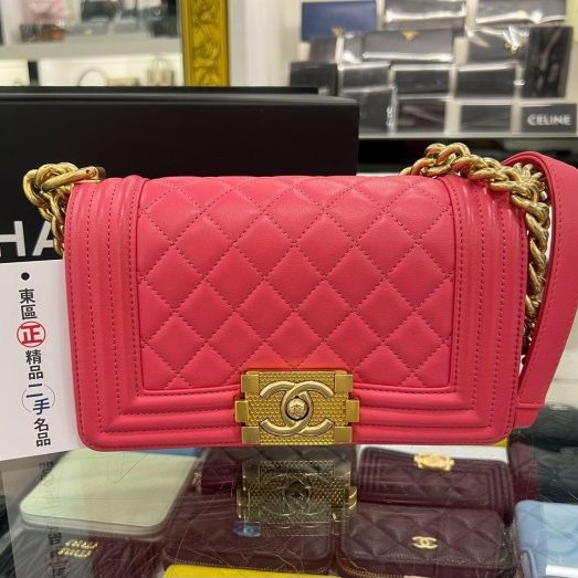 東區正精品㊣CHANEL BOY 20cm A67085 香奈兒桃粉色羊皮霧金釦式翻蓋男孩包斜背包 RA1808-0