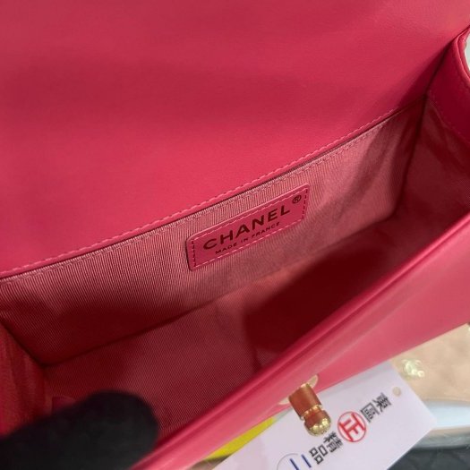 東區正精品㊣CHANEL BOY 20cm A67085 香奈兒桃粉色羊皮霧金釦式翻蓋男孩包斜背包 RA1808-4