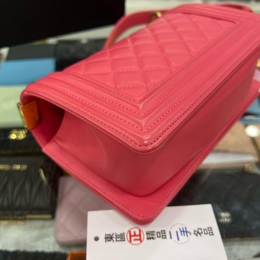 東區正精品㊣CHANEL BOY 20cm A67085 香奈兒桃粉色羊皮霧金釦式翻蓋男孩包斜背包 RA1808-8