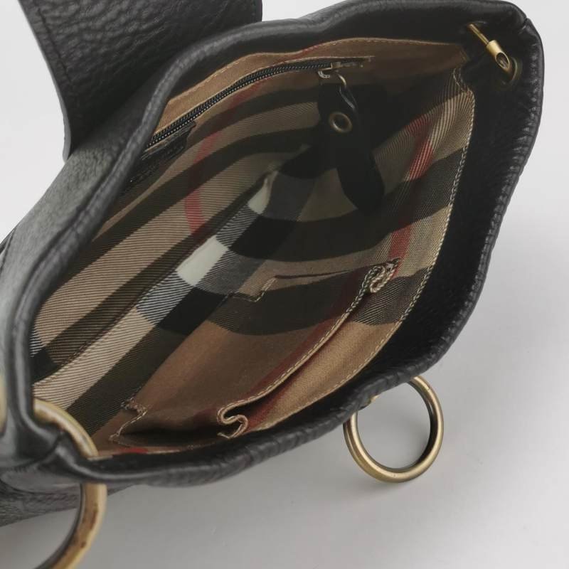 Burberry牛皮純色字母Logo金屬扣斜挎包-6