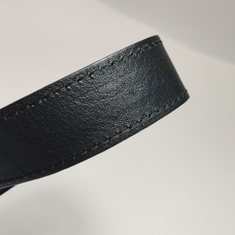 Burberry牛皮純色字母Logo金屬扣斜挎包-11