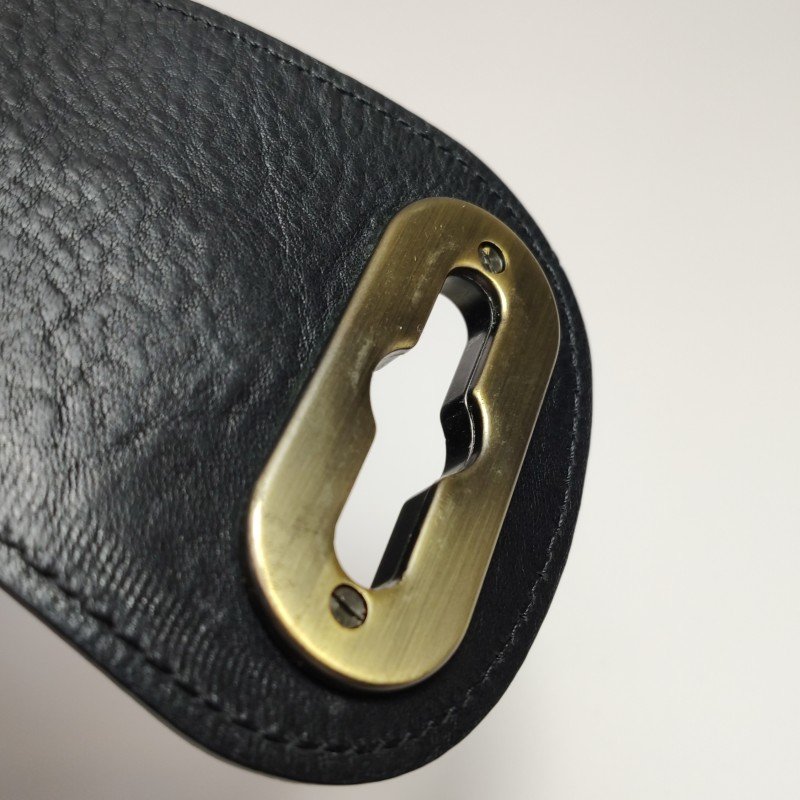 Burberry牛皮純色字母Logo金屬扣斜挎包-12