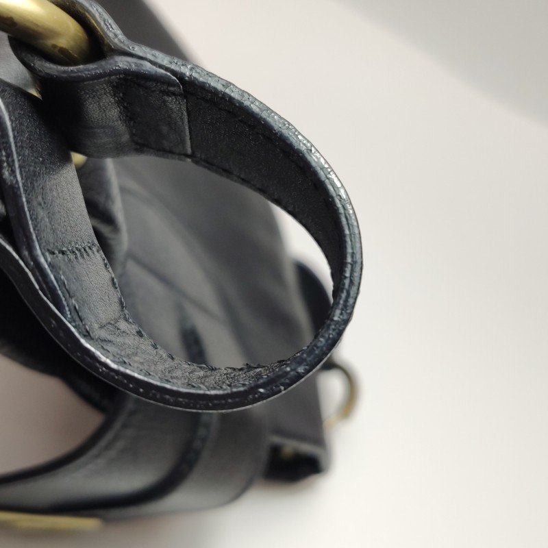 Burberry牛皮純色字母Logo金屬扣斜挎包-17