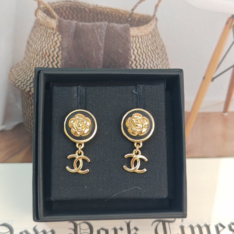 Chanel 經典黑色山茶花雙C耳釘-1