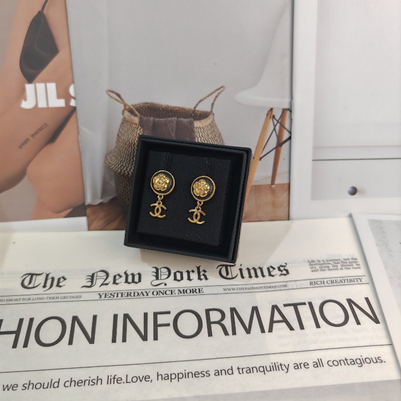 Chanel 經典黑色山茶花雙C耳釘-2