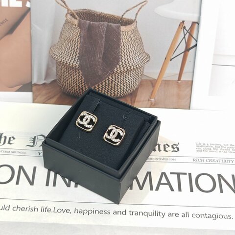 Chanel 鏤空滿鑽雙C耳釘