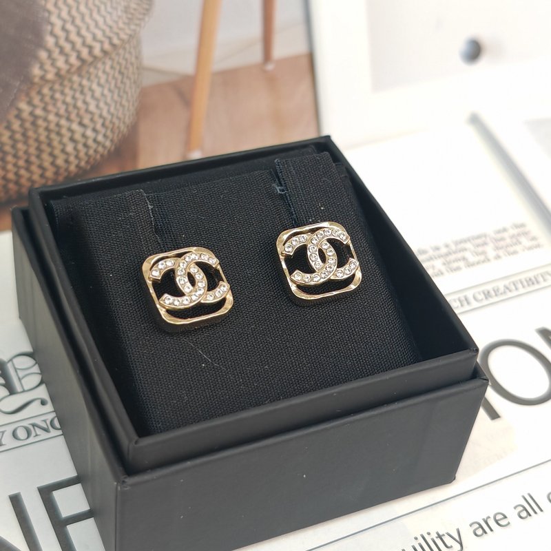 Chanel 鏤空滿鑽雙C耳釘-2