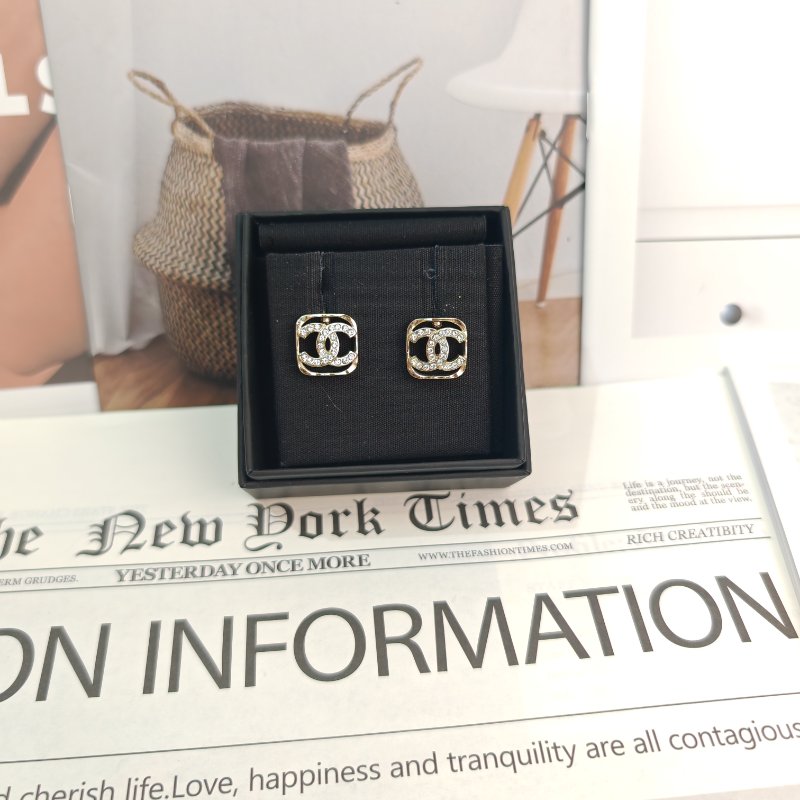 Chanel 鏤空滿鑽雙C耳釘-4