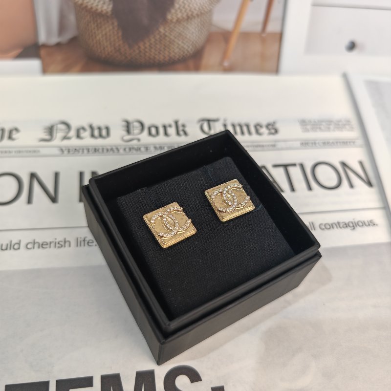 Chanel 雙C 復古金滿鑽方糖耳釘-1