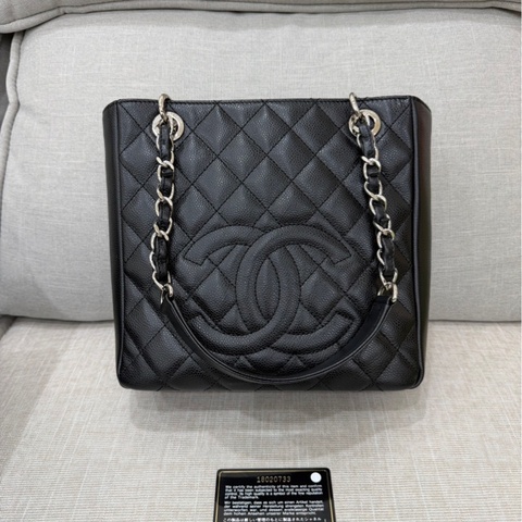 香奈兒 CHANEL PST Petite Shopping Tote CC Logo 荔枝牛皮肩背 托特包 黑銀