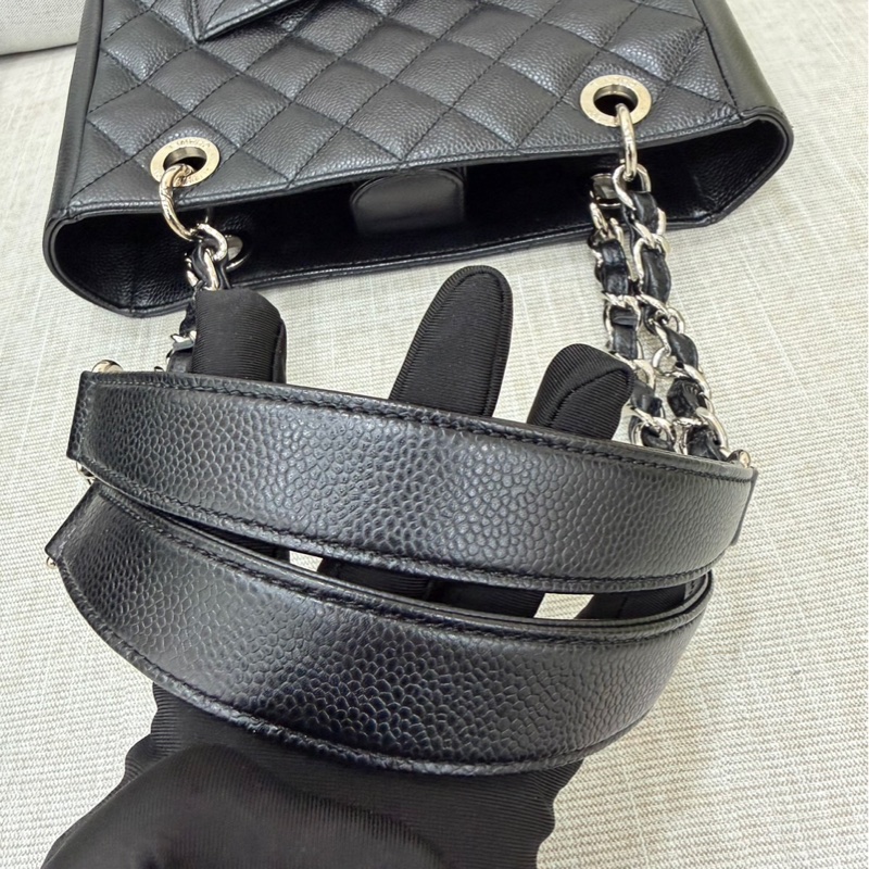 香奈兒 CHANEL PST Petite Shopping Tote CC Logo 荔枝牛皮肩背 托特包 黑銀-16