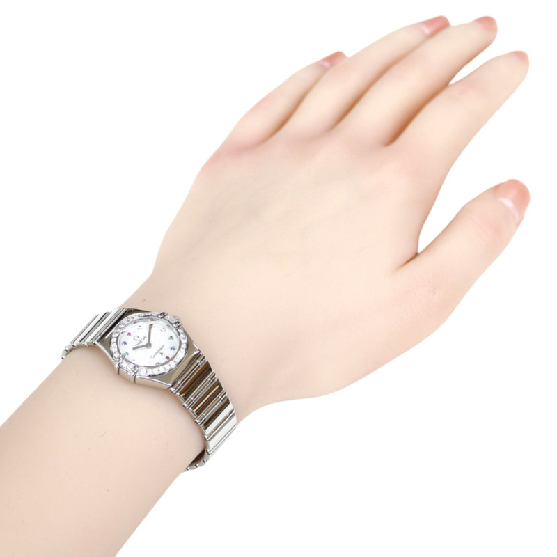 歐米茄星座系列 Iris 腕錶，不鏽鋼材質，石英機芯，女士款，鑲鑽錶圈，多寶石鑲嵌，貝殼錶盤。-1