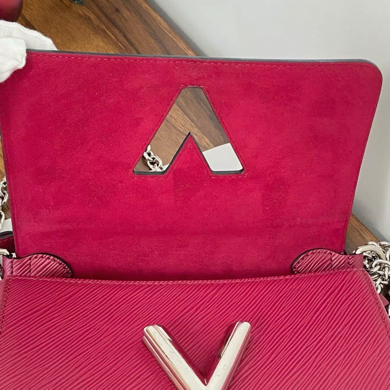 Louis Vuitton • Twist 玫紅色水波紋 Epi 鏈條包 中號-7