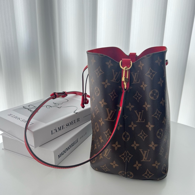 LV NEONOE 紅水桶 棕色拼紅色 老花 塗層帆布拼牛-3