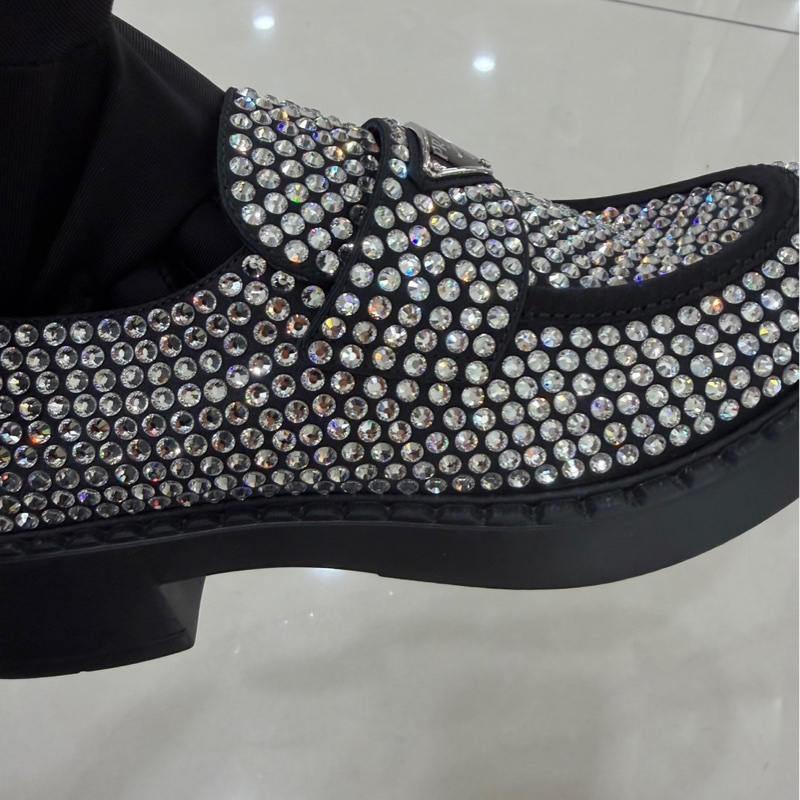 Prada 普拉達 閃鑽三角標樂福鞋-12