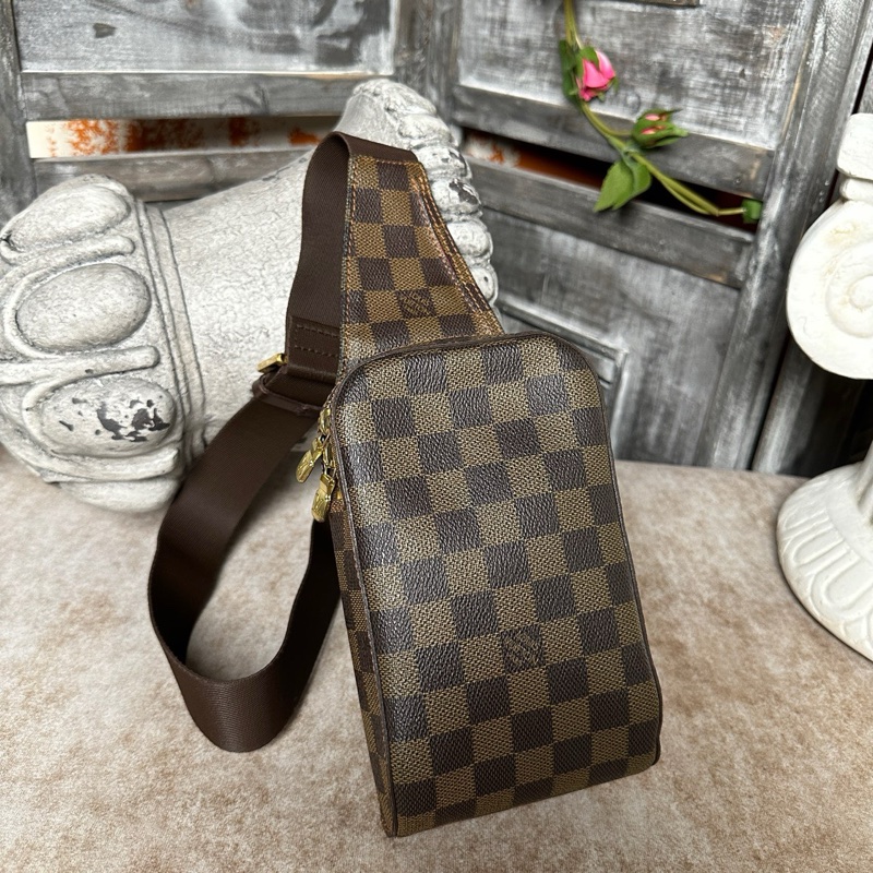 LV棕棋盤格胸包腰包 98 新 棕盤 中古款 包型挺括 花色無磨 調節扣可打開-0