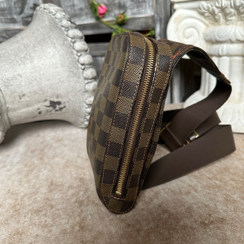 LV棕棋盤格胸包腰包 98 新 棕盤 中古款 包型挺括 花色無磨 調節扣可打開-2