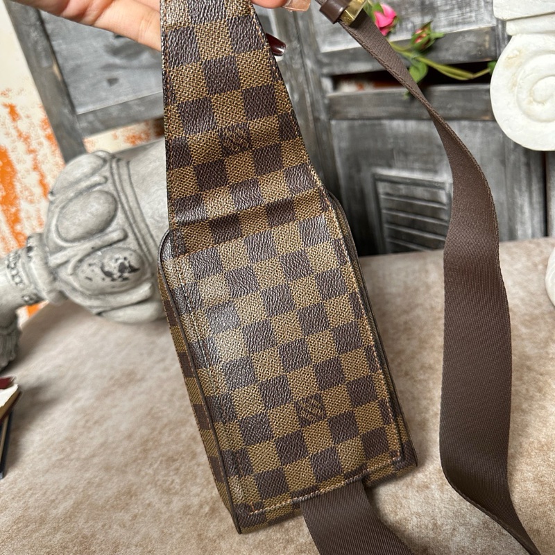LV棕棋盤格胸包腰包 98 新 棕盤 中古款 包型挺括 花色無磨 調節扣可打開-3