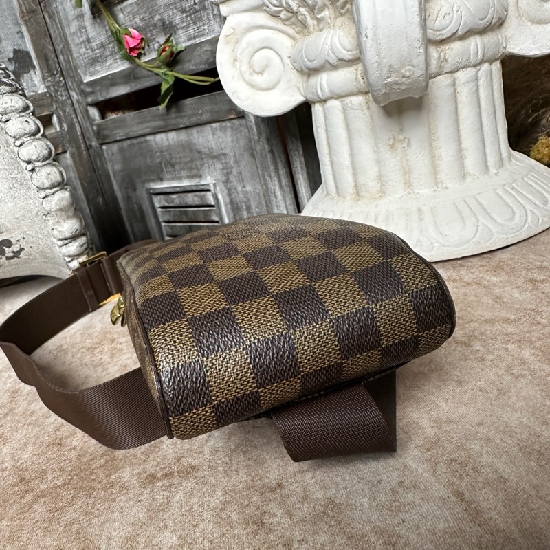 LV棕棋盤格胸包腰包 98 新 棕盤 中古款 包型挺括 花色無磨 調節扣可打開-4