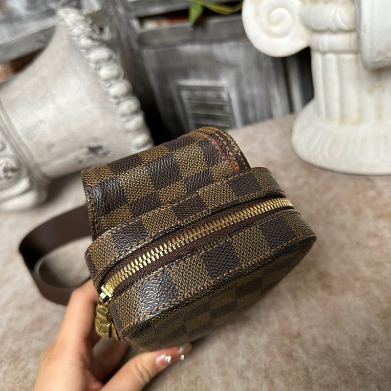 LV棕棋盤格胸包腰包 98 新 棕盤 中古款 包型挺括 花色無磨 調節扣可打開-5