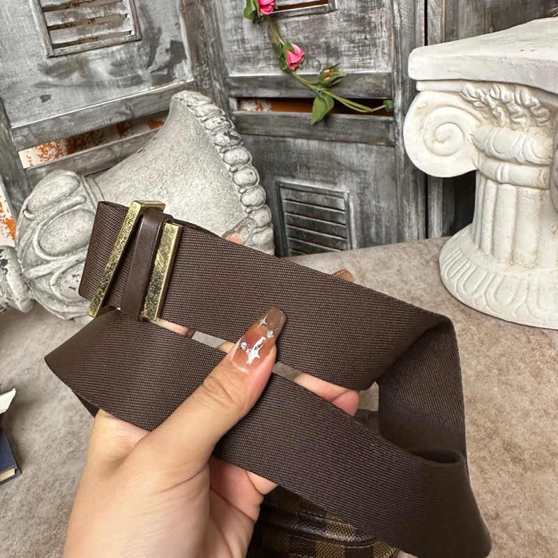 LV棕棋盤格胸包腰包 98 新 棕盤 中古款 包型挺括 花色無磨 調節扣可打開-6