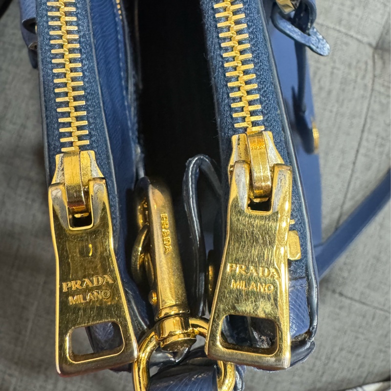 Prada藍色殺手包-5