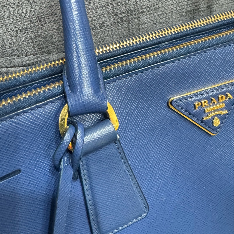 Prada藍色殺手包-13