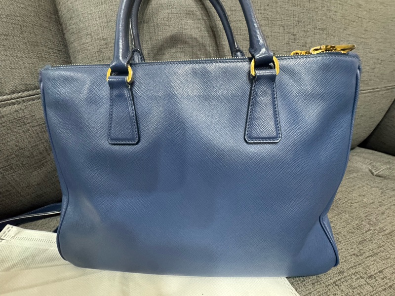 Prada藍色殺手包-16