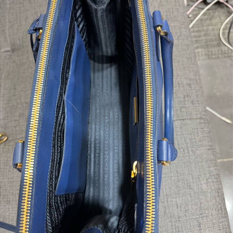 Prada藍色殺手包-25