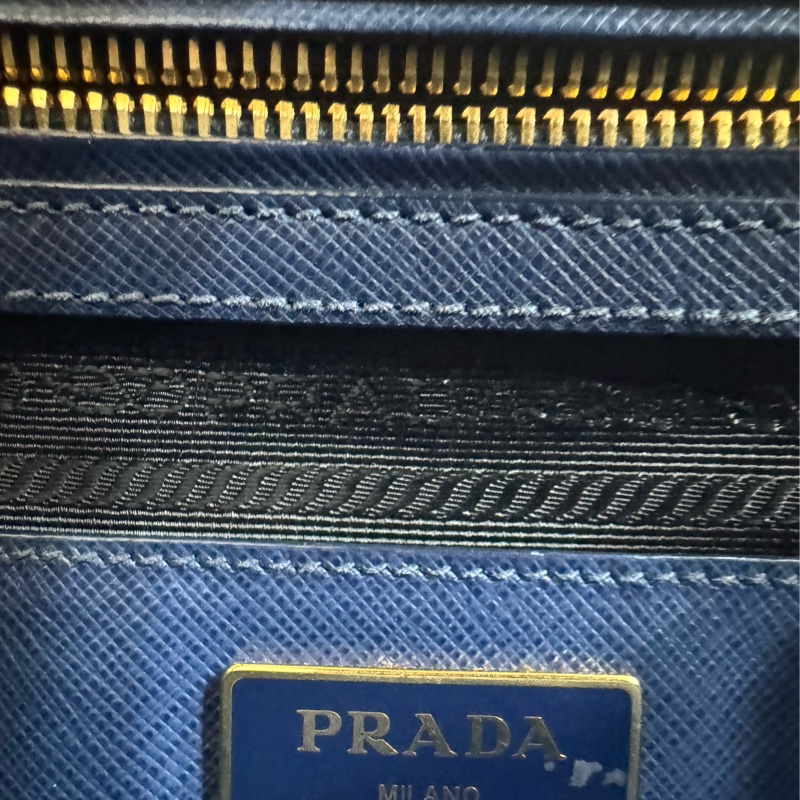 Prada藍色殺手包-31