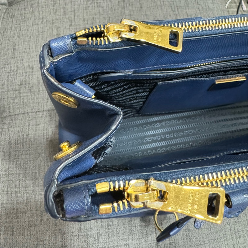 Prada藍色殺手包-34