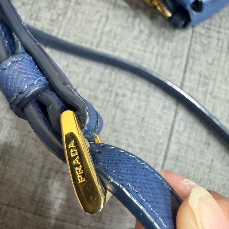 Prada藍色殺手包-35