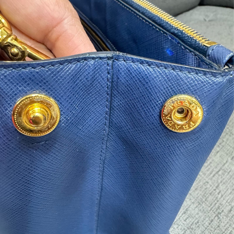 Prada藍色殺手包-38