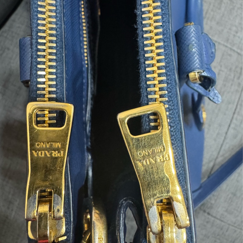 Prada藍色殺手包-41