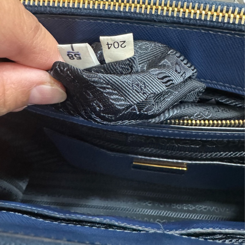 Prada藍色殺手包-49