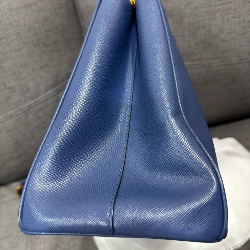 Prada藍色殺手包-51