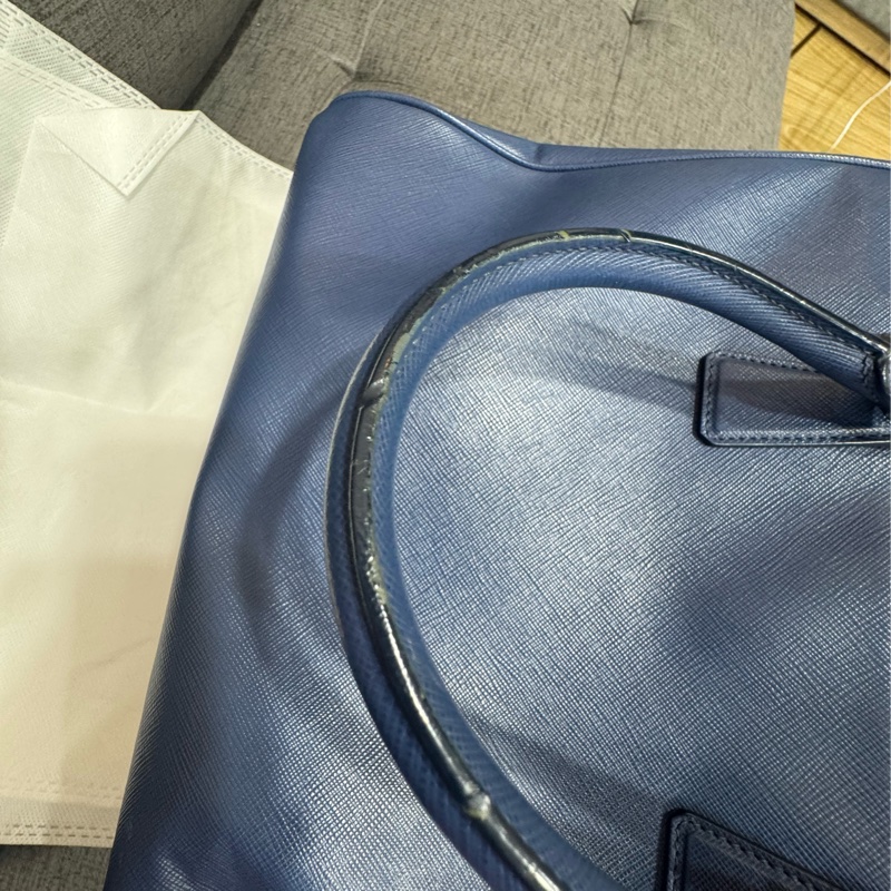 Prada藍色殺手包-57