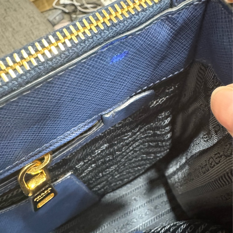 Prada藍色殺手包-70