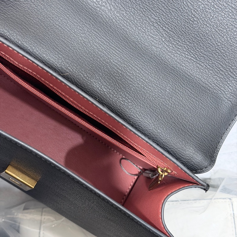 CHARLES & KEITH 鏈條包／手提包-3