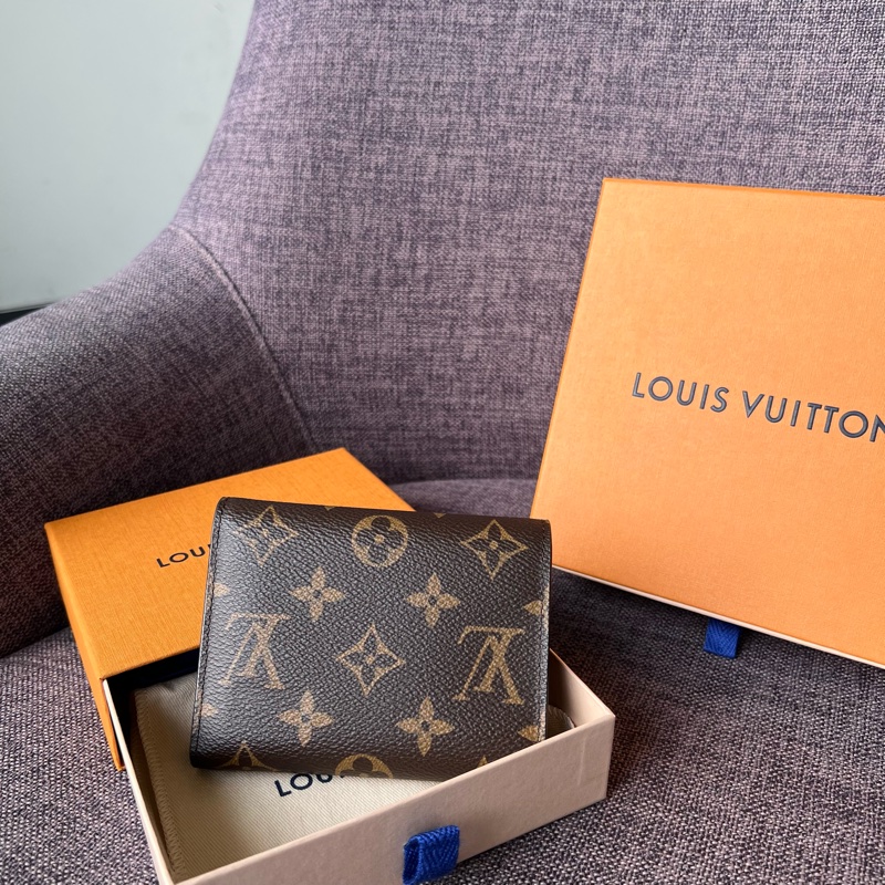 📢二手近新 蟬聯第一的小資入門必選款❤️Louis Vuitton LV Victorine老花金釦三折短夾晶片款 正品-1