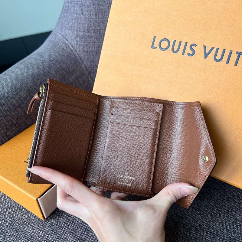 📢二手近新 蟬聯第一的小資入門必選款❤️Louis Vuitton LV Victorine老花金釦三折短夾晶片款 正品-2